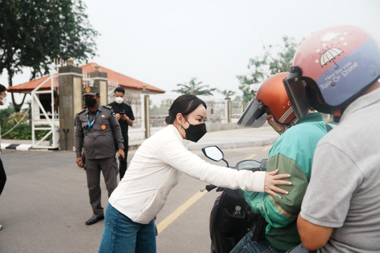 Peduli Kesehatan Warga, Li Claudia Turun Langsung Bagikan Masker
