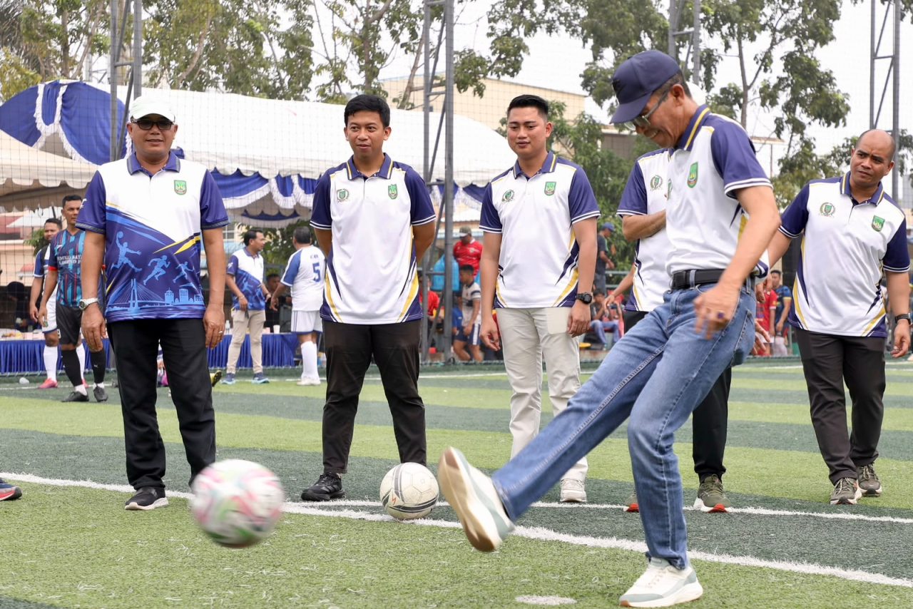 Buka Kejuaraan Minisoccer HUT ke-26 DPRD Batam, Amsakar Dorong Sportivitas dan Kebersamaan